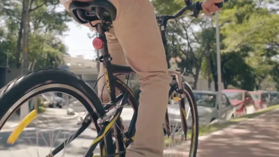 Bicicleta Caloi Andes Aro 26 em um passeio urbano.